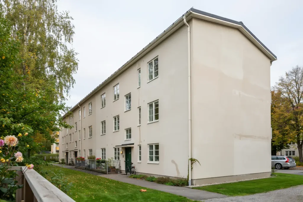 flerbostadshusets putsfasad m lades om i h sselby g rd h sselby